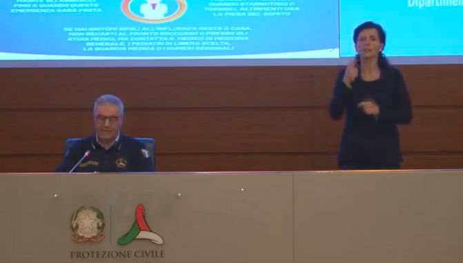 義大利民防總署長波瑞里(Angelo Borrelli)(左)日前在全國直播的武漢肺炎(COVID-19)疫情記者會中，公開感謝台灣對義大利捐贈防疫物資。（圖取自Dipartimento Protezione Civile）