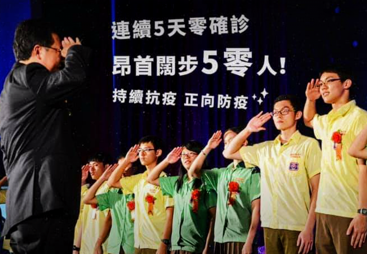 台灣連續5天0確診，桃園武陵高中師生同慶，提早放學，(圖取自校長林煥周臉書)