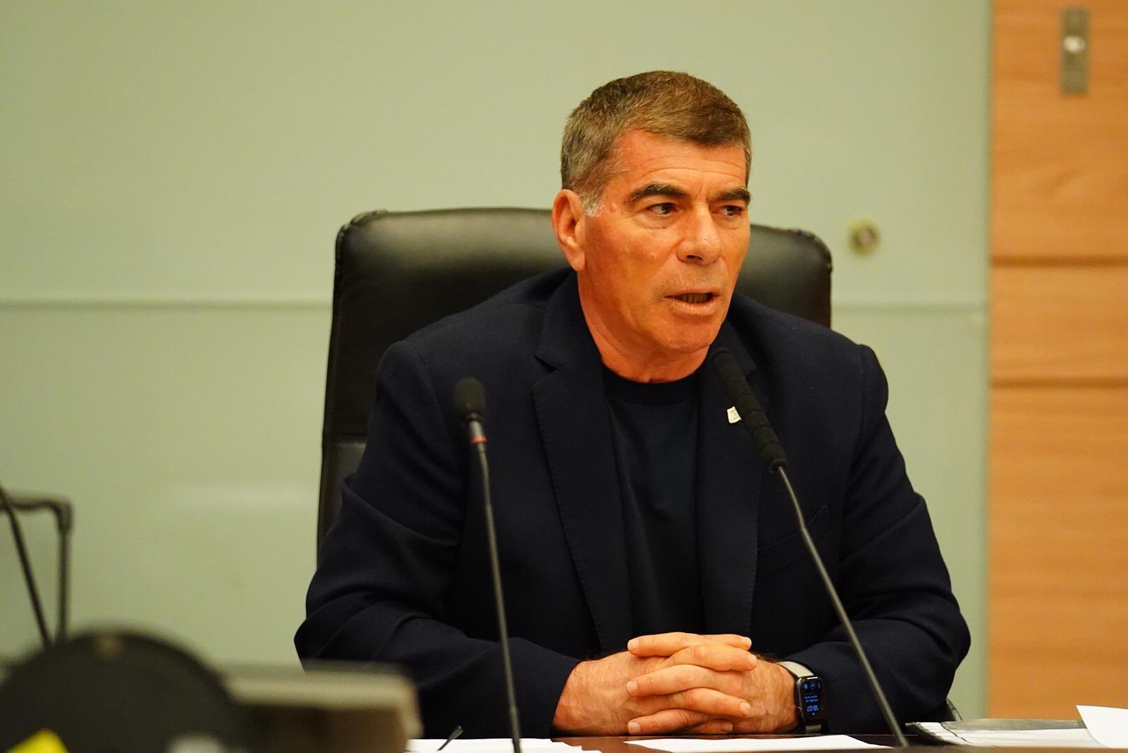 以色列外交事務和國防委員會主席阿胥肯納吉(Gabi Ashkenazi)表示，若以色列政府不尋求正式立法以授權監視計劃，監視活動將立即停止。(圖/推特)