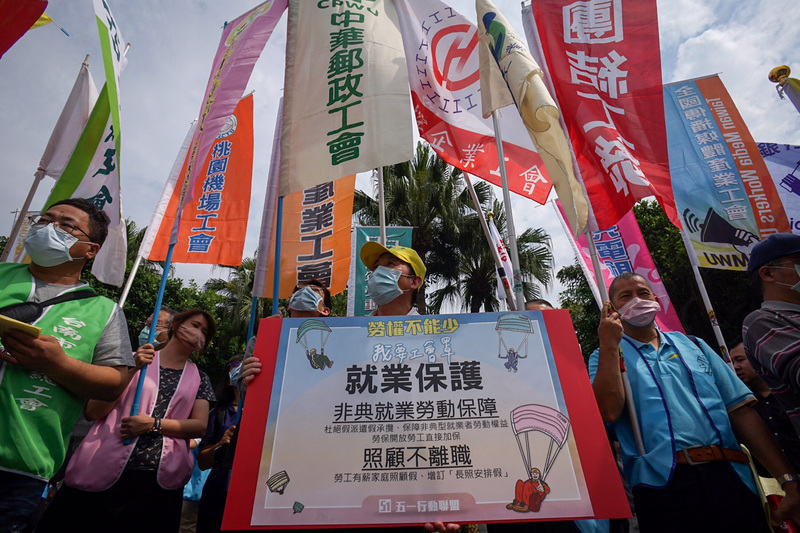 上百位勞工工會代表，在五一勞動節提出包括「收入保護、職場保護、就業保護、工會保護」等 4 大面向訴求，勞動部表示將以審慎的態度研議處理各項訴求。(圖：中央社)