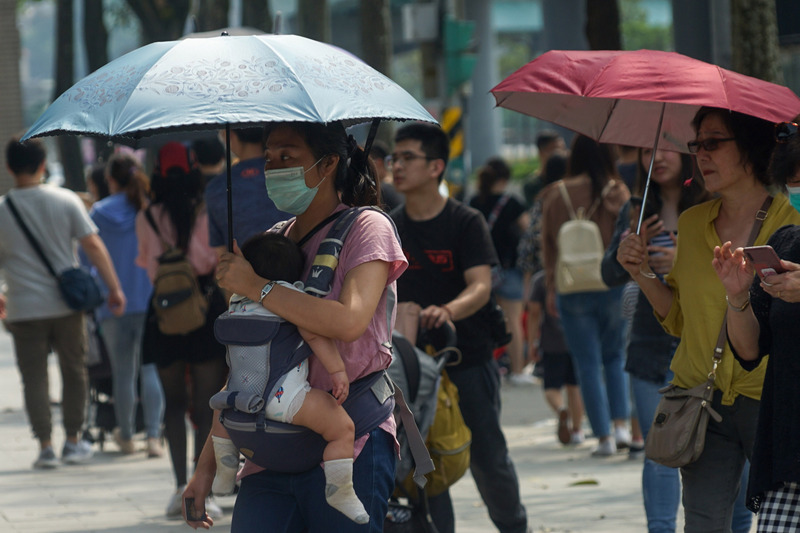 中央氣象局指出，4日各地多雲到晴高溫炎熱，午後局部雷陣雨。 (圖:中央社)