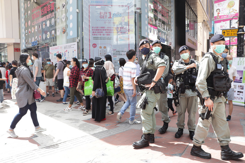 香港「反送中」運動支持者早前在網上發起「天馬行動」，趁「五一」勞動節進行快閃示威和堵路等，警方對此高度戒備。圖為防暴警察駐守銅邏灣。(圖:中央社)
