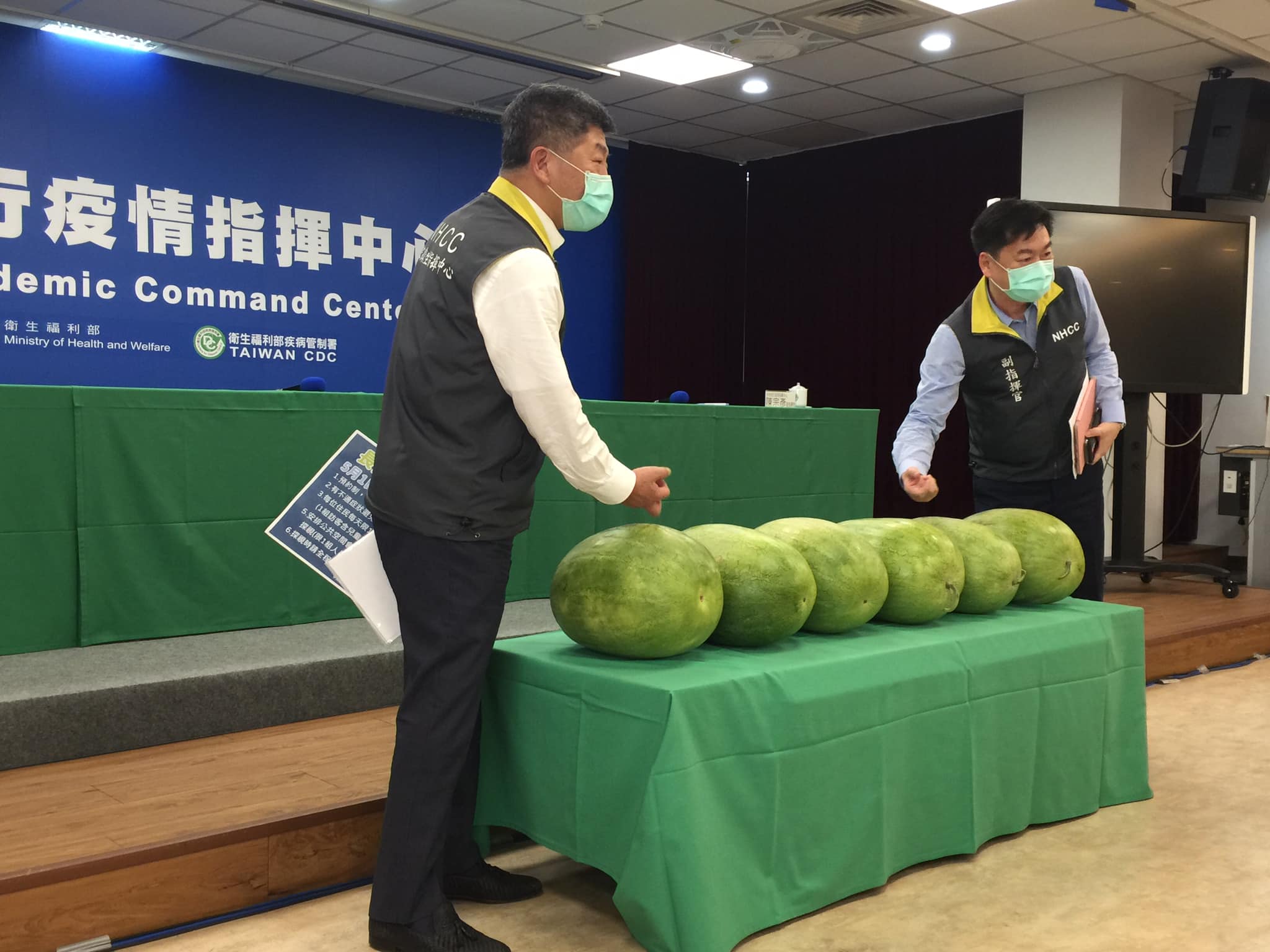 台灣連續6天零確診，中央流行疫情指揮中心擺上6顆大西瓜同慶。(蕭照平‎ 攝)