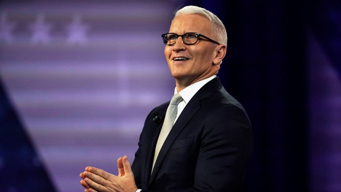 美國有線電視新聞網(CNN)知名主播安德森古柏(Anderson Cooper)4月30日在電視上公布自己喜獲麟兒，並向參與兒子出世的醫護和代理孕母致謝。(圖/推特)