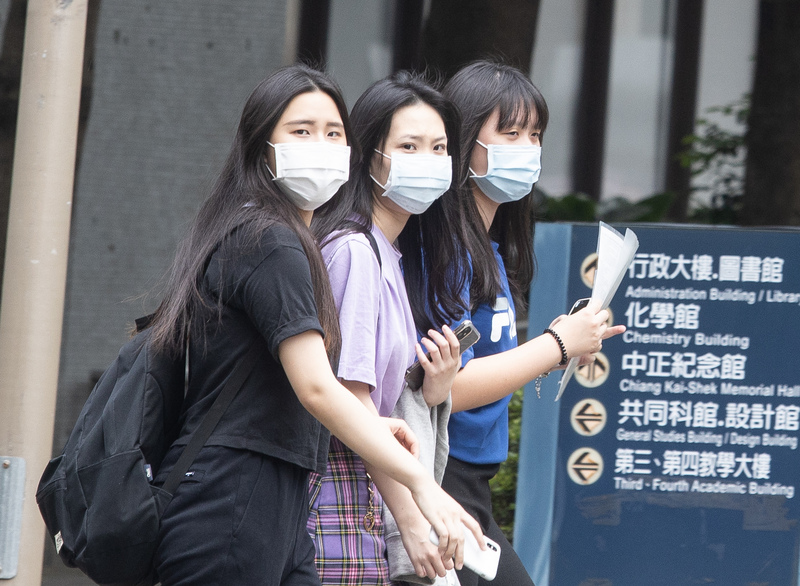 109學年度四技二專統一入學測驗2日登場，因應武漢肺炎（2019冠狀病毒疾病，COVID-19）疫情，考場採高規格防疫，考生需全程配戴口罩。(圖:中央社)