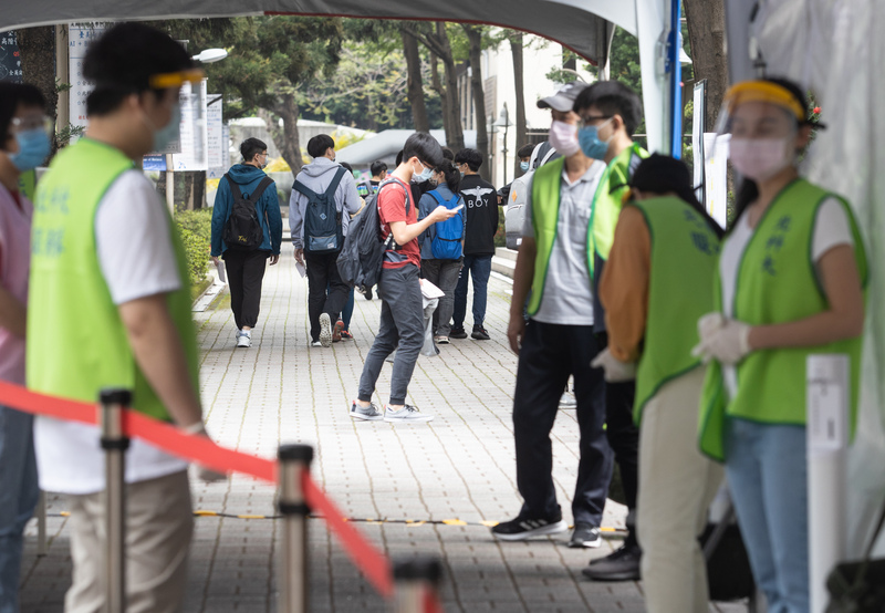 四技二專統測、國中會考將登場，蘇揆緊盯考場防疫，圖為去年的考場人員全面配戴口罩。 (圖:中央社)
