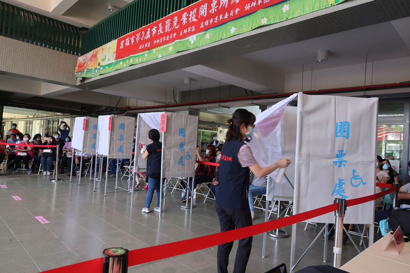 罷免高雄市長韓國瑜投票下月登場，中選會將於11日公告投票所設置地點。圖為2日在十全國小舉辦防疫演練，要求工作人員徹底消毒環境及用具。(圖：中央社)
