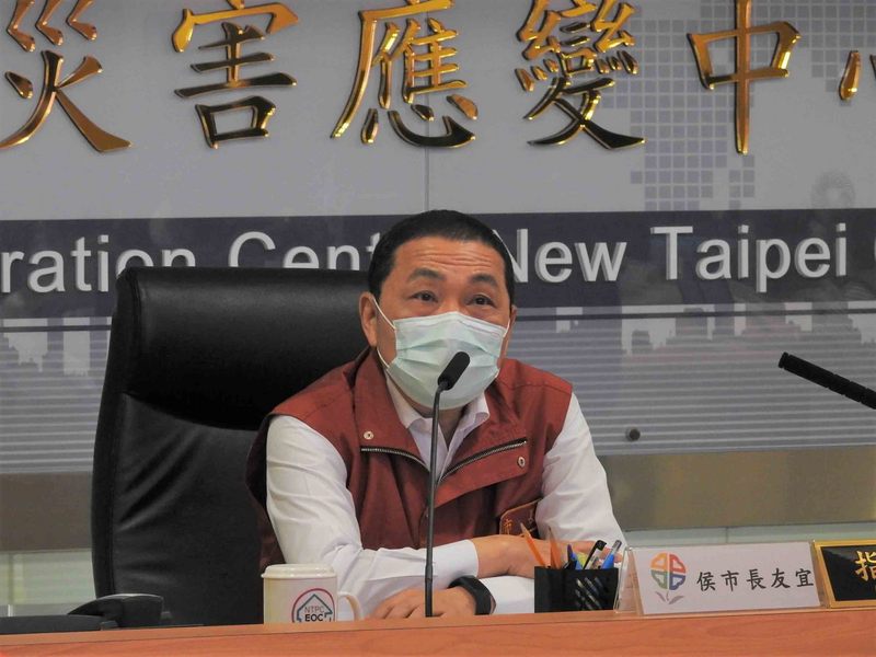 新北市長侯友宜3日宣布，因應國內武漢肺炎疫情舒緩，在整體評估下，4日起以2階段4梯次漸進開放現行管制措施，公有場館逐步有條件地適度開放。