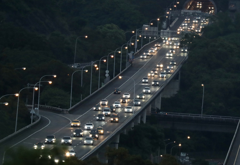 五一勞動節連續假期收假日，國道3號北上路段3日出現車潮，但行車大致順暢。（圖:中央社）