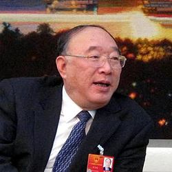 為應對俗稱武漢肺炎的2019年冠狀病毒疾病(COVID-19)疫情，前重慶市長黃奇帆2月提出取消繳納住房公積金，為企業減負(圖取自維基)