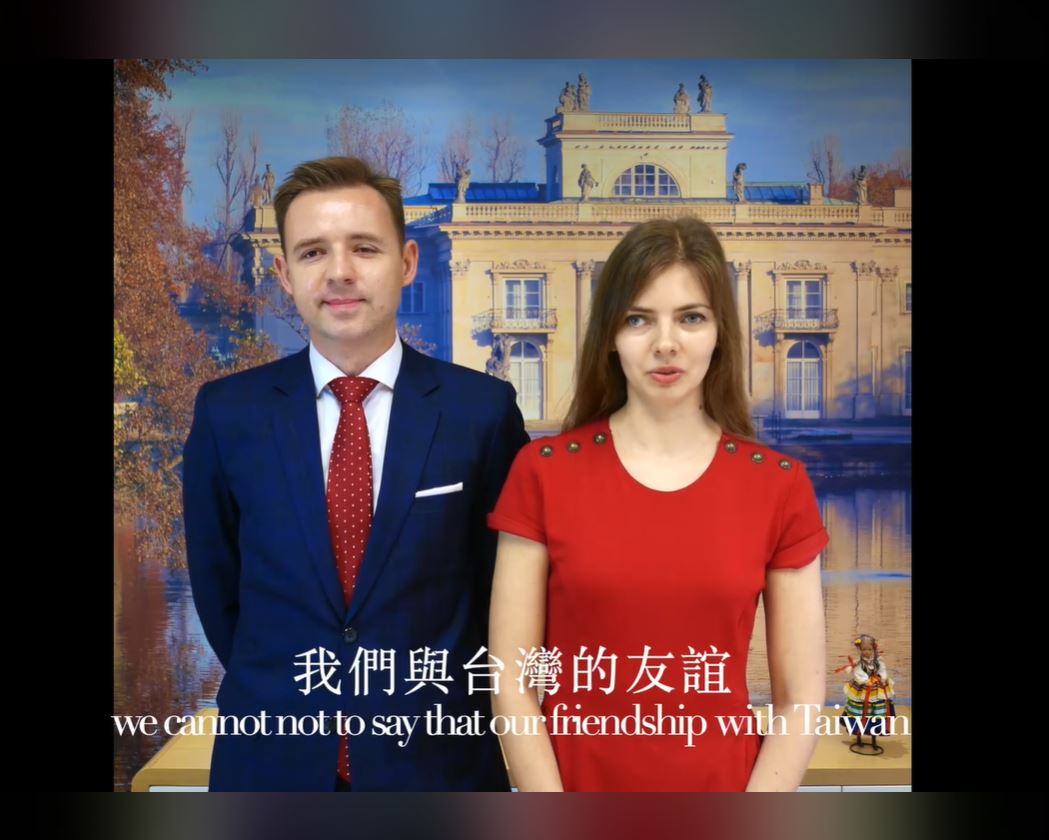 波蘭台北辦事處今天(3日)發布影片指出，紀念國慶之際，波蘭與台灣的友誼也是前所未見的堅定；全球性危機需要全球性的解決方案，「患難見真情」，波蘭很高興能與台灣朋友攜手共度難關。(截自波蘭駐台北辦事長臉書)