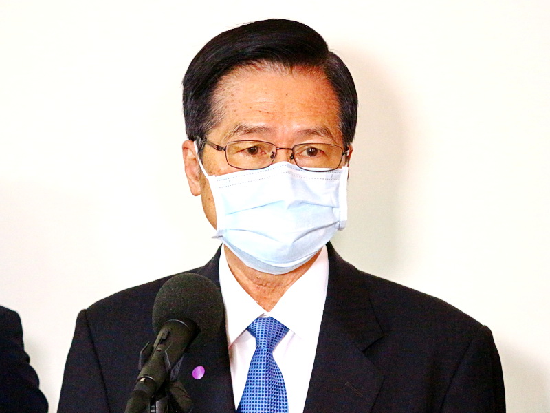 國防部長嚴德發4日在立法院受訪表示，敦睦艦隊官兵學生的健康比個人去留重要 (央廣記者王照坤 攝)