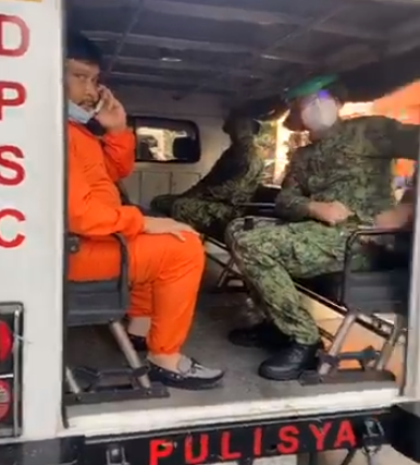 大馬尼拉地區持續封城，菲律賓前總統艾斯特拉達之子晶貴．艾斯特拉達3日發放食物給社區民眾時，因違反社區隔離規定被帶到警局問訊，事件引發關注。(圖擷自推特)