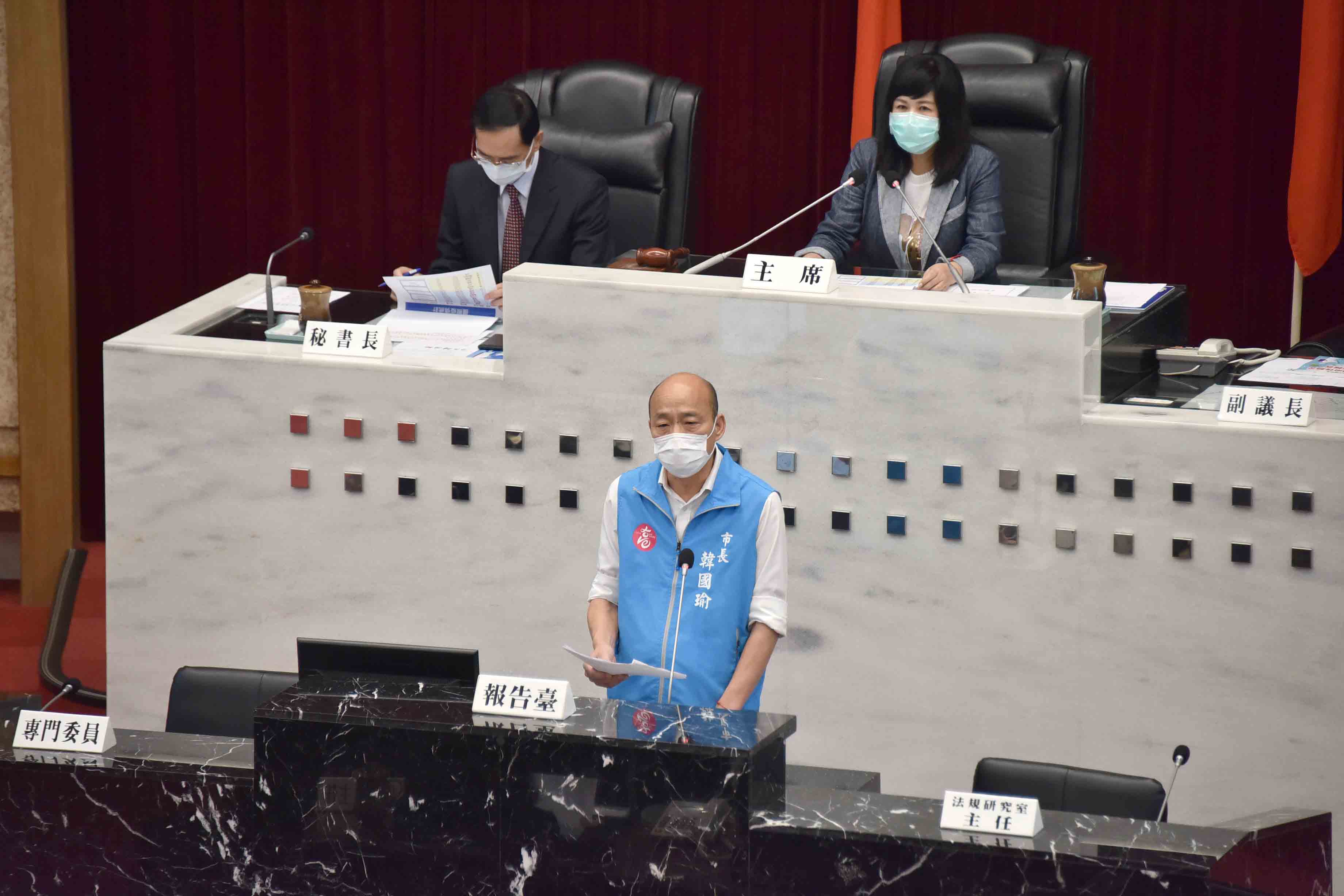 韓國瑜4日赴議會備詢，對於民進黨團砲火猛烈，韓國瑜皆冷處理。(高雄市府提供)