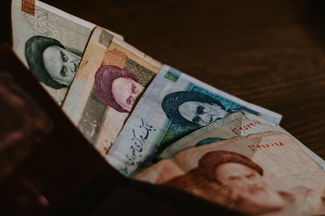 伊朗國會通過一項法案，將允許政府把伊朗法定貨幣里亞爾(rial)去掉4個0。(圖：unsplash)