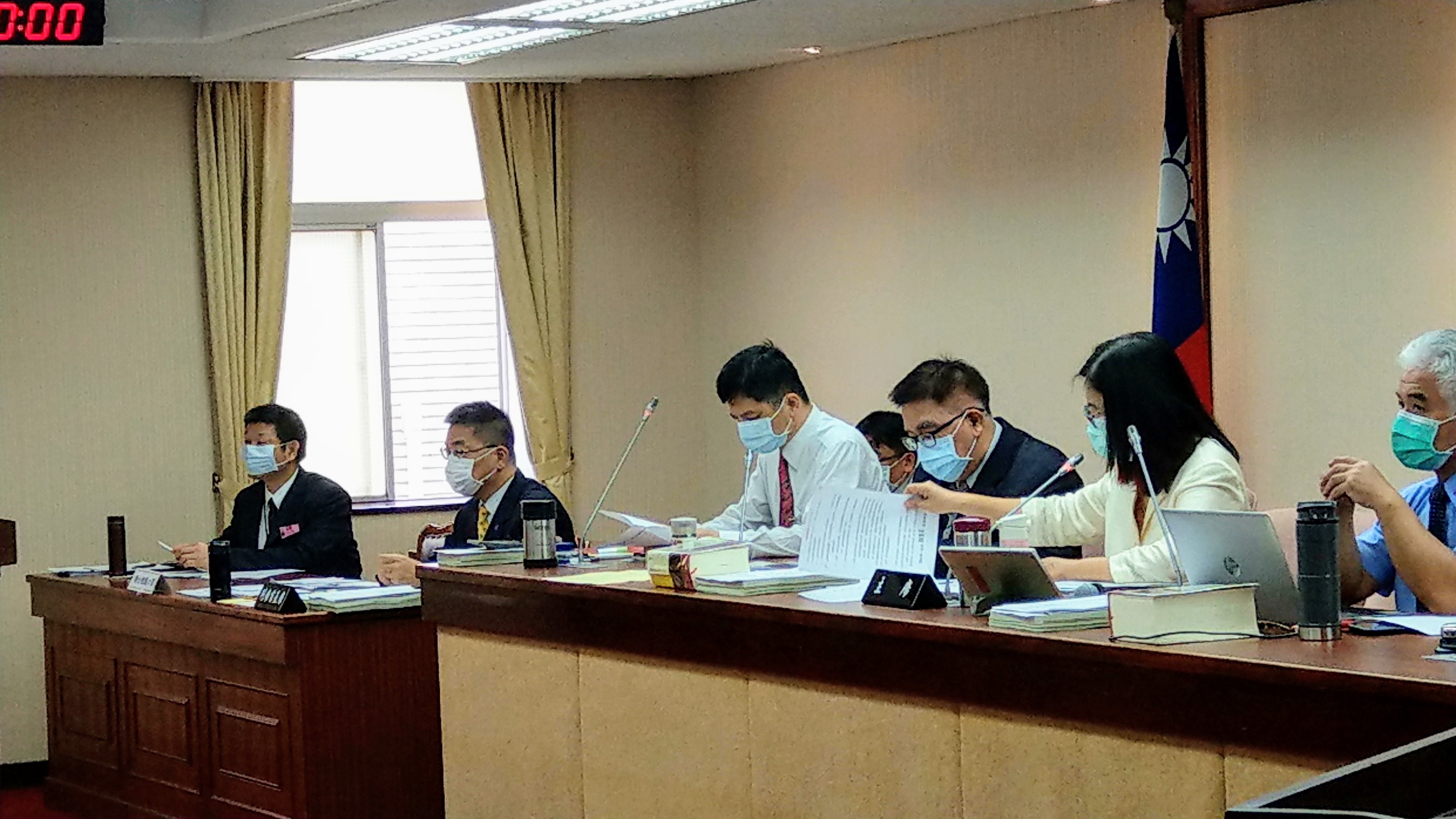 徐國勇4日列席內政委員會備詢，報告消防安全相關議題。(劉品希 攝)