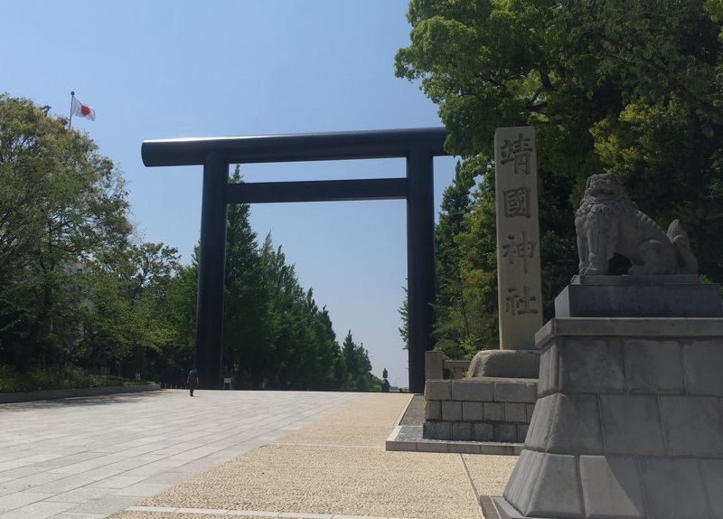 靖國神社4日被發現二處公共廁所遭人塗鴉寫下「要殺光武漢人」的文字。(圖取自推特)