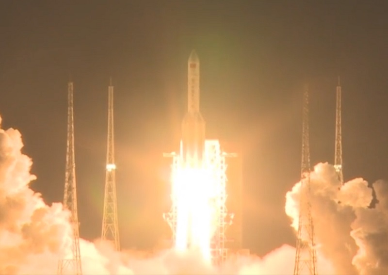 5日晚間6時，中國在海南文昌航太發射場順利發射長征五號B遙一運載火箭，是新型長征五號B火箭的首次發射。(圖取自推特)