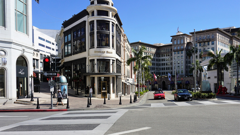 位在比佛利山（Beverly Hills）的名店街羅迪歐大道（Rodeo Drive）在疫情之下冷冷清清。(圖:中央社)