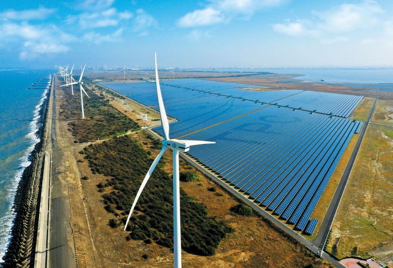 圖為「彰濱雙綠能」太陽光電場暨風力發電場。（台電提供）