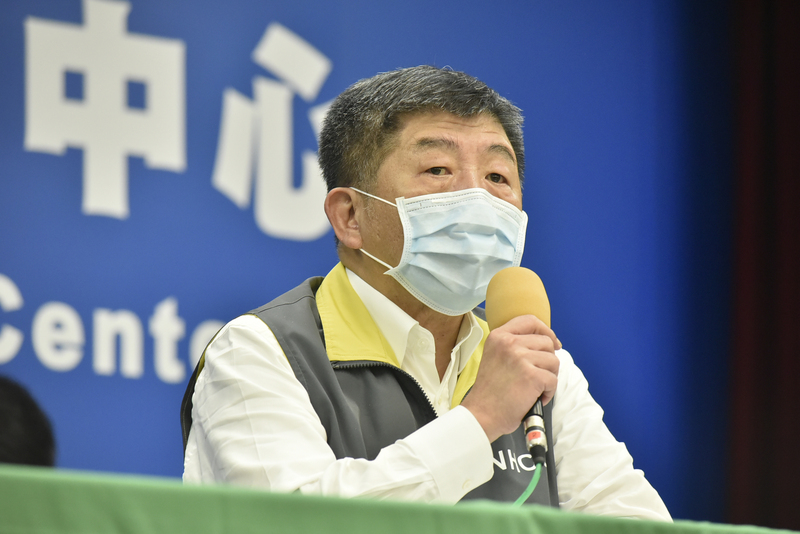 台灣已經連續26天沒有出現本土病例，指揮官陳時中認為這代表台灣疫情趨緩，只要民眾及業者能符合政府要求的防疫條件，未來就可以逐步鬆綁室內100人、室外500人的人數限制。（中央流行疫情指揮中心提供）