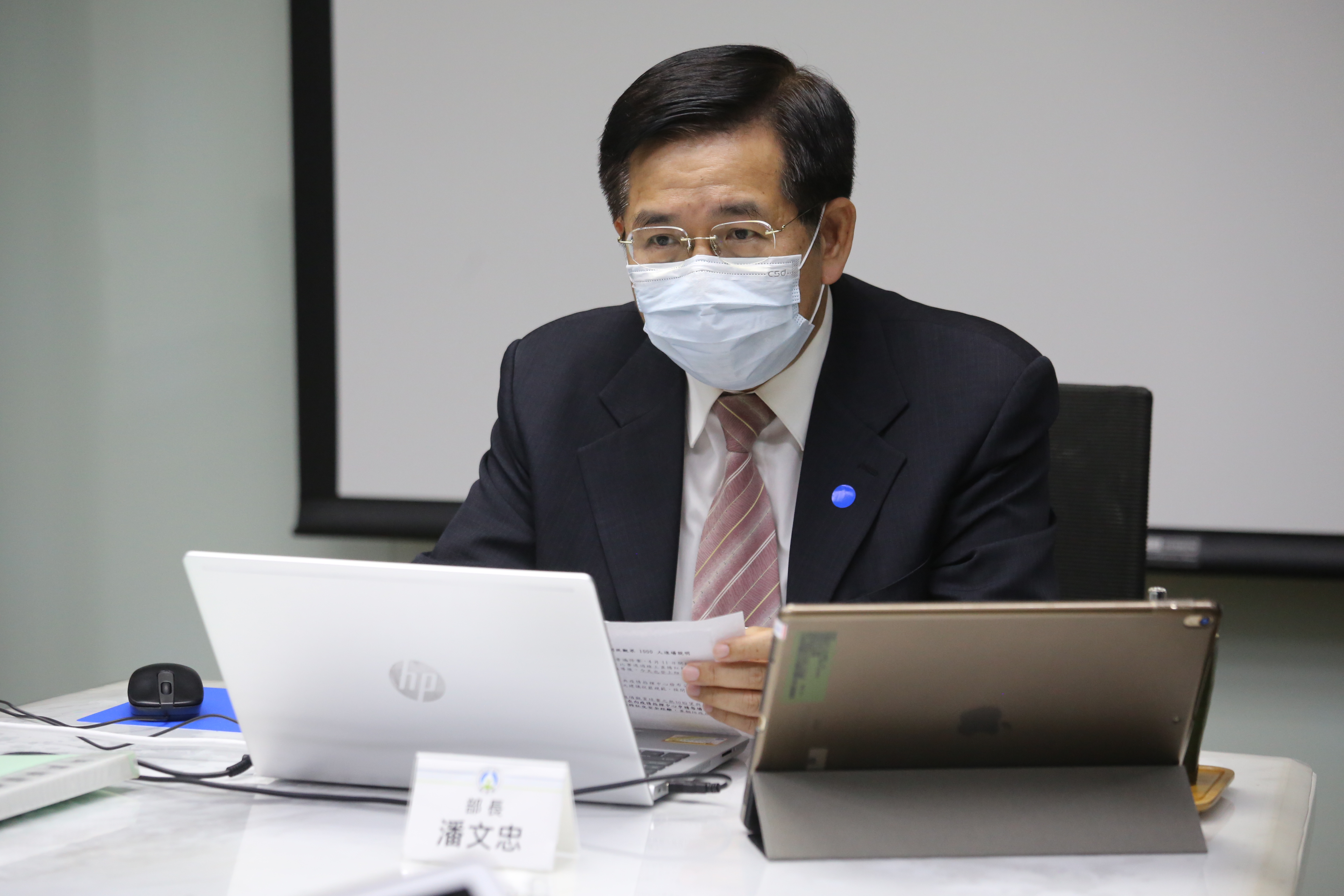 防疫期間，教育部長潘文忠透過視訊方式，主持教育部部務會報。(教育部提供)