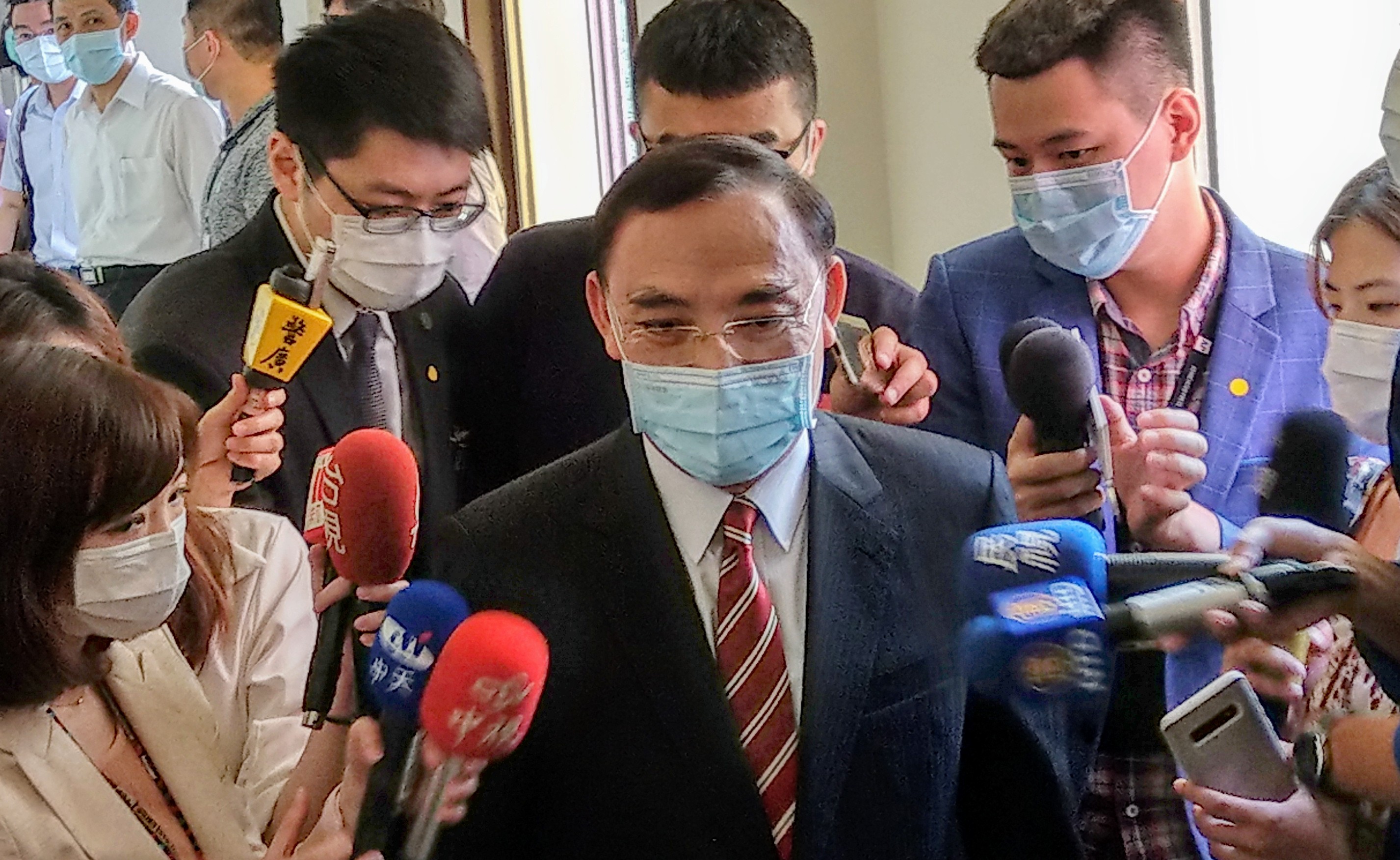 法務部長蔡清祥(中)6日受訪時表示，法務部將修法延長監護處分，每次可延長3年、不限次數。(歐陽夢萍 攝)