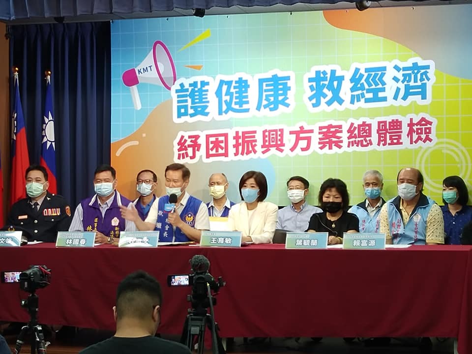 國民黨6日偕同警眷、退休警察召開記者會，呼籲政府重視警察執勤安全。國民黨文傳會主委王育敏表示，李承翰案的判決凸顯精神鑑定制度的缺失，法務部、衛福部別再互踢皮球，應盡速規畫「司法精神病院」。(記者王韋婷攝)