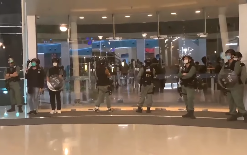香港民眾6日晚上聚集於天水圍一帶商場高唱抗爭歌曲、高呼口號。港警3度進入商場驅離人群，過程中手持圓盾、胡椒球槍及海綿彈槍，一度舉黃旗警告。(圖擷自YouTube)