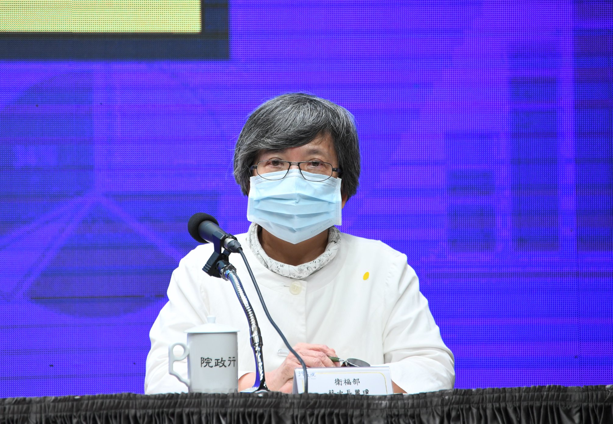 衛福部次長蘇麗瓊6日表示，衛福部簡化程序，民眾只要攜帶身分證至區公所填寫資料，其他證明文件若不齊全，可以簽署切結書同意讓政府查核。(行政院提供)