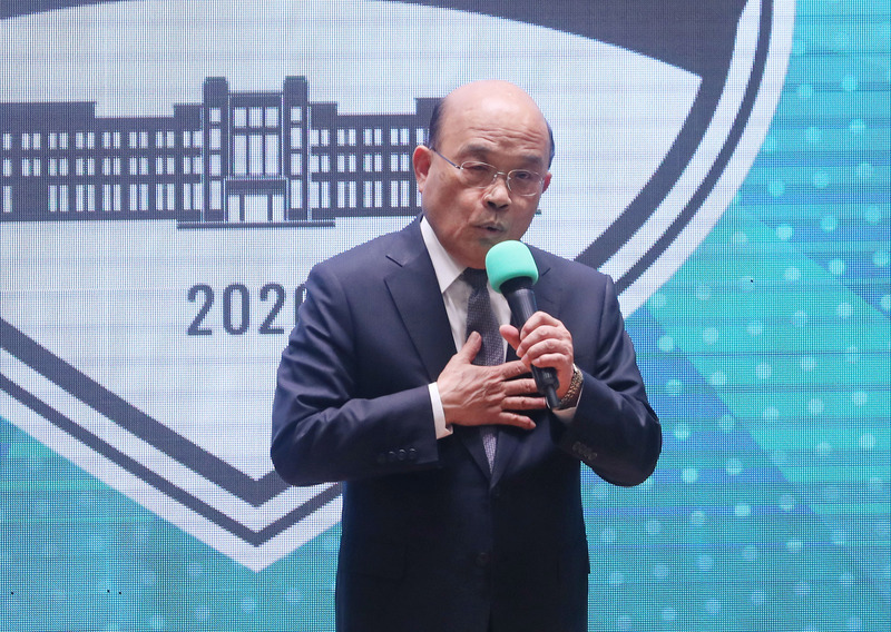 行政院長蘇貞昌7日表示，他也認為可以轉守為攻、大膽一點，但是中央流行疫情指揮中心指揮官陳時中認為要步步為營，所以何時推出振興方案，還需要看疫情發展而定。(圖：中央社)