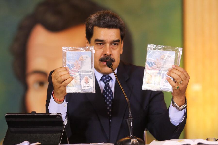 委內瑞拉總統馬杜洛(Nicolas Maduro)4日在國營電視上，展示兩名持美國護照的被捕傭兵。 (圖:馬杜洛推特)