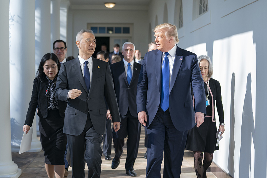 美國總統川普15日在白宮與中國國務院副總理劉鶴，共同簽署第一階段貿易協議。 (圖:白宮)