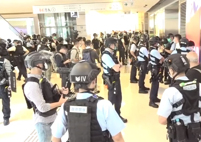 香港網民號召民眾8日中午到中環IFC參加「和你Lunch」活動，有大批警員到商場內拉起封鎖線，並一度施放胡椒噴劑。(圖擷自YouTube)