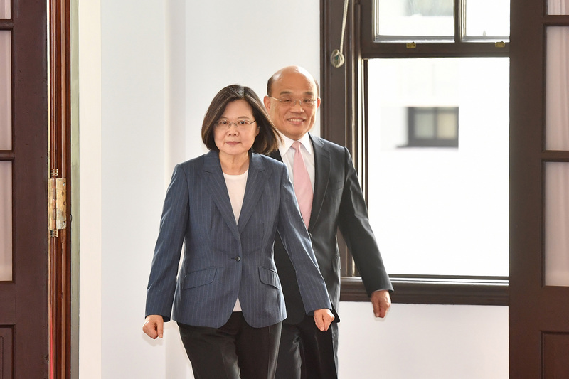 總統蔡英文（前）8日上午偕同行政院長蘇貞昌（後）在總統府召開記者會，宣布蘇貞昌續任閣揆，並針對接下來執政團隊與整體政經情勢做出說明。(圖：中央社)