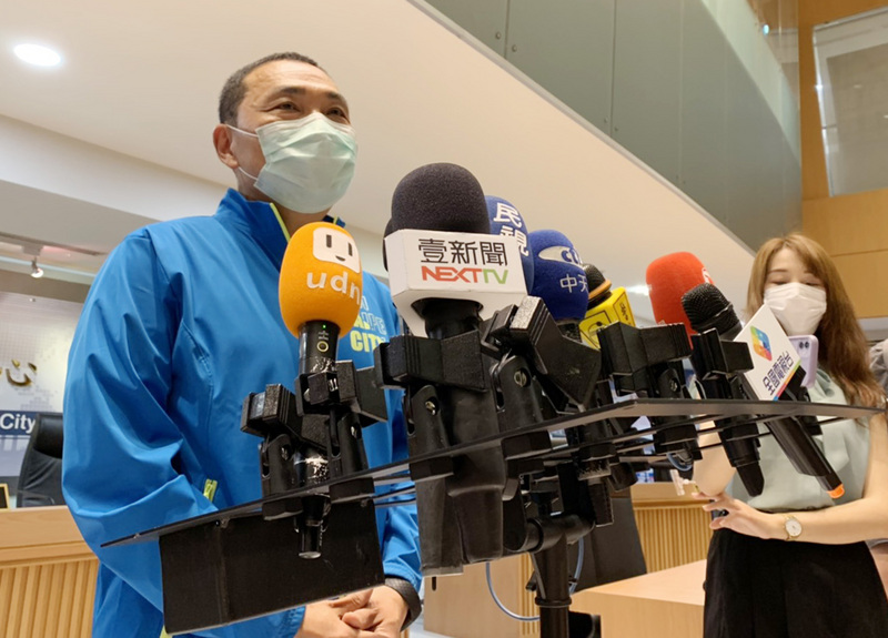 新北市長侯友宜（左）8日受訪，針對酒店舞廳解封表示不贊成，並認為中華職棒解封讓觀眾進場，「是特例不是慣例」，希望防疫做到位，這樣的開放才有意義。(圖：中央社)