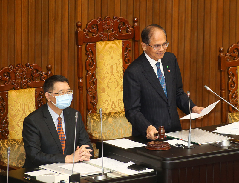 立法院長游錫堃（右）8日敲槌三讀通過追加中央政府嚴重特殊傳染性肺炎防治及紓困振興特別預算新台幣1500億元，將特別預算額度從原本的600億元提高到2100億元，一毛未刪，也沒有凍結任何金額。(圖：中央社)