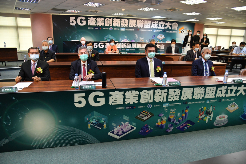 台灣區電機電子工業同業公會5G產業創新發展聯盟成立大會8日下午舉行，經濟部長沈榮津（前左2）、電電公會理事長李詩欽（前左1）、工研院副院長張培仁（前右1）與5G產業創新發展聯盟首任會長許介立（前右2）等人出席。