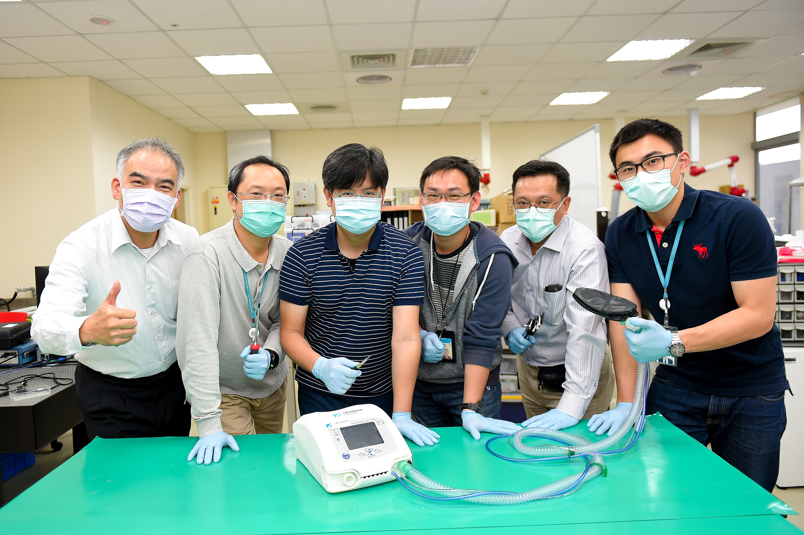 工研院攜手產業合作，17天就完成臺灣首台呼吸器原型機並順利運轉，提升臺灣產業爭取布局高階醫材機會。（工研院提供）