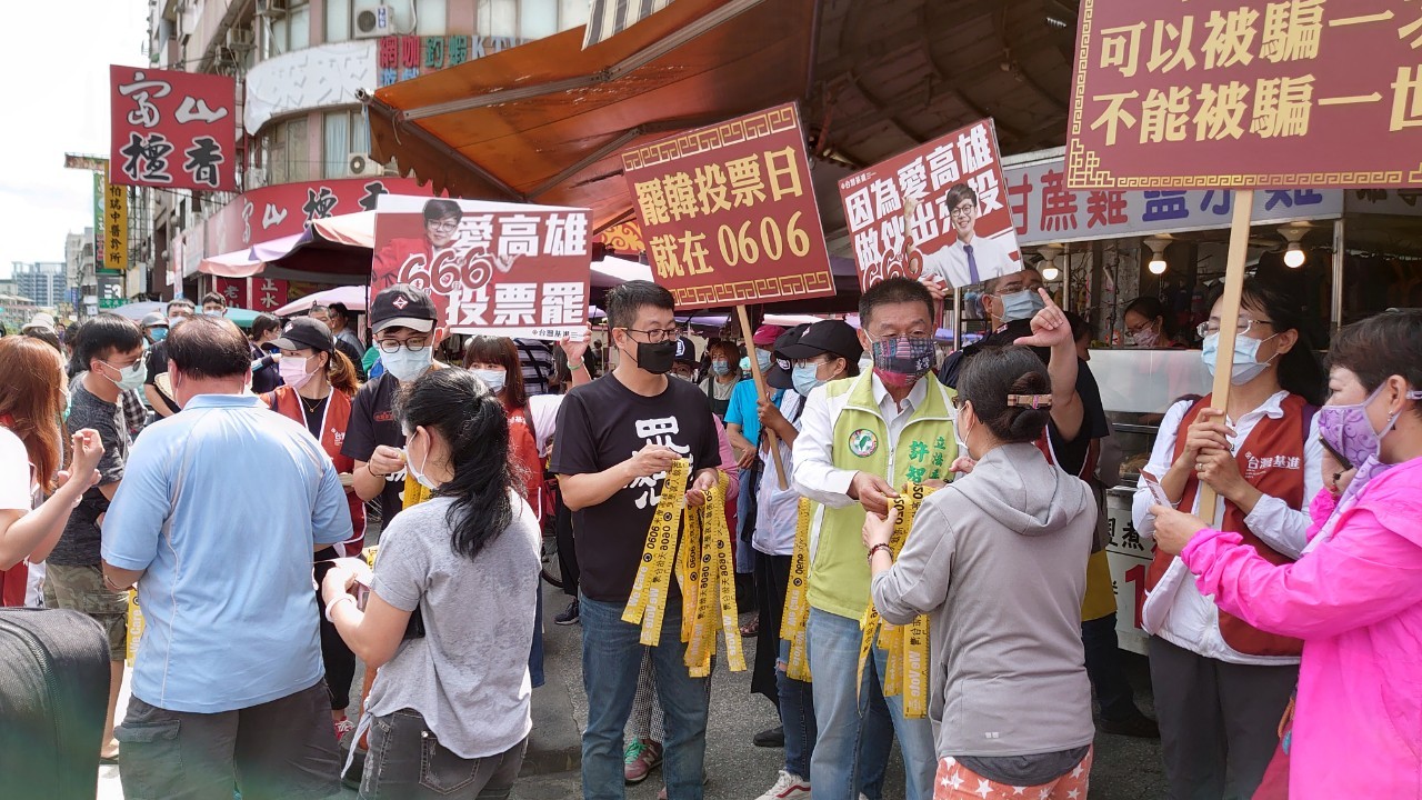 罷免高雄市長韓國瑜的團體16日將在高雄駁二等地舉行「罷韓演習」鼓勵6月6日出門投票，現場並發送黃絲帶給響應民眾。圖為罷韓團體9日上午在傳統市場發放黃絲帶給民眾，宣傳罷韓投票。(「Wecare高雄」提供)