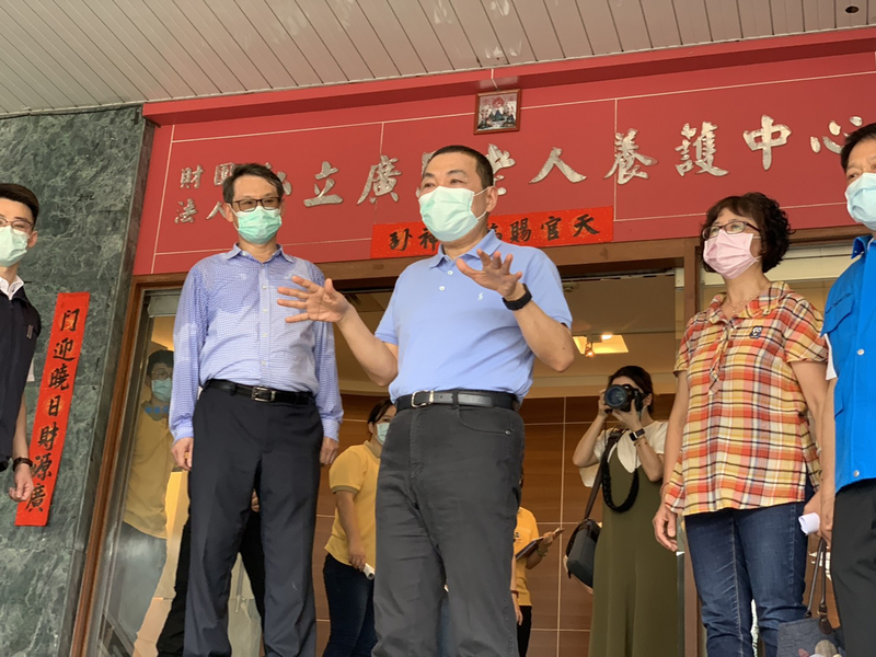 新北市將近萬份紓困申請案送衛福部被指是錯誤示範。市長侯友宜（前中）10日表示，要地方審地方就審，他會負責，也交代已經認定的案件，11日就快速發送，讓市民拿到。 (圖:中央社)
