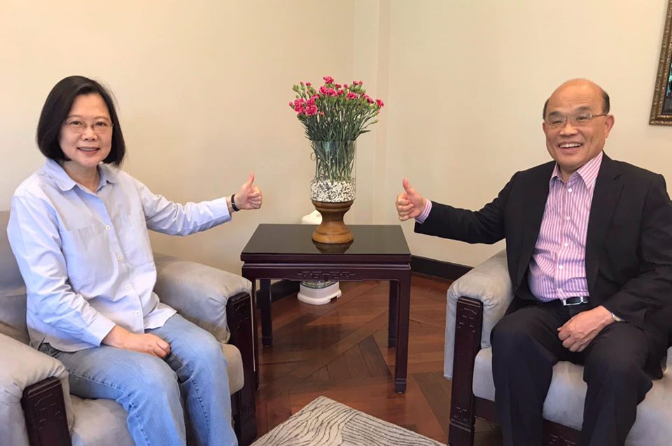 蔡英文總統和行政院長蘇貞昌會面，就未來政情交換意見。(臉書)