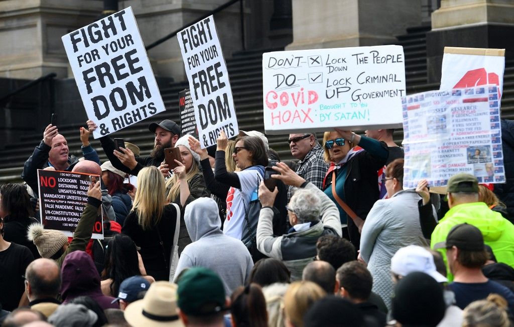 墨爾本上百人走上街頭，抗議防疫限制令。(AFP)