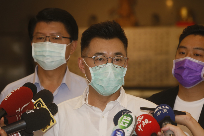 國民黨主席江啟臣11日被問及高雄市長韓國瑜罷免案民調危機，江啟臣表示，面對民調就是坦然、平常心面對變化，因為執政者隨時要接受被檢驗。(圖：中央社)