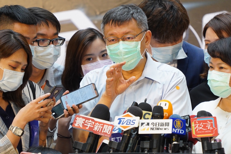 台北市長柯文哲（前中）11日受訪時表示，台北市政府內部依照中央訂定的指引研究了2天，還沒想到如何讓酒店與舞廳在這樣的條件下復業。(圖：中央社)
