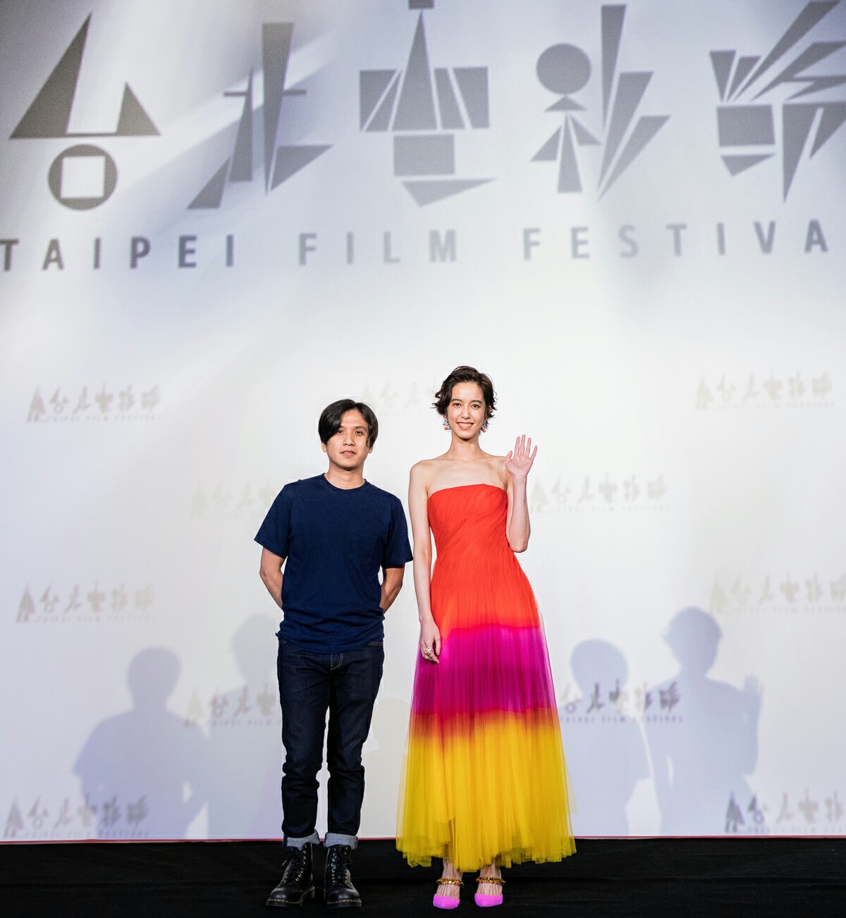 台北電影節今年邀請演員陳庭妮(右)擔任影展大使，並與導演洪子烜(左)合作，拍攝宣傳片。(台北電影節提供)