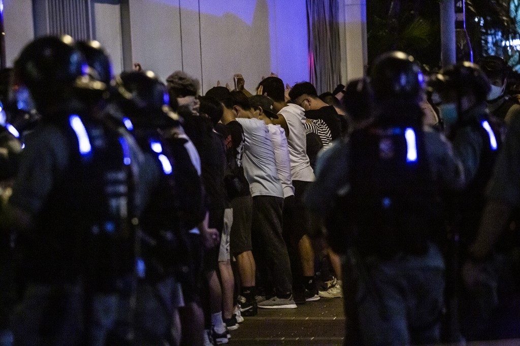 香港旺角10日深夜發生警民衝突，數十人被帶走。 (AFP)