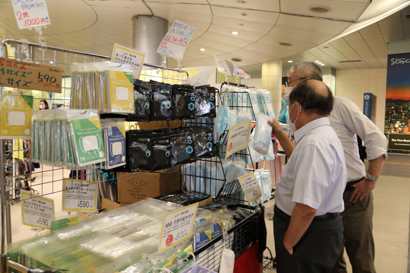 日本現在市面可看到口罩氾濫的情況，這些口罩大多是中國製，無日本全國口罩工業會暨會員標誌，品質難保證。(圖:中央社)