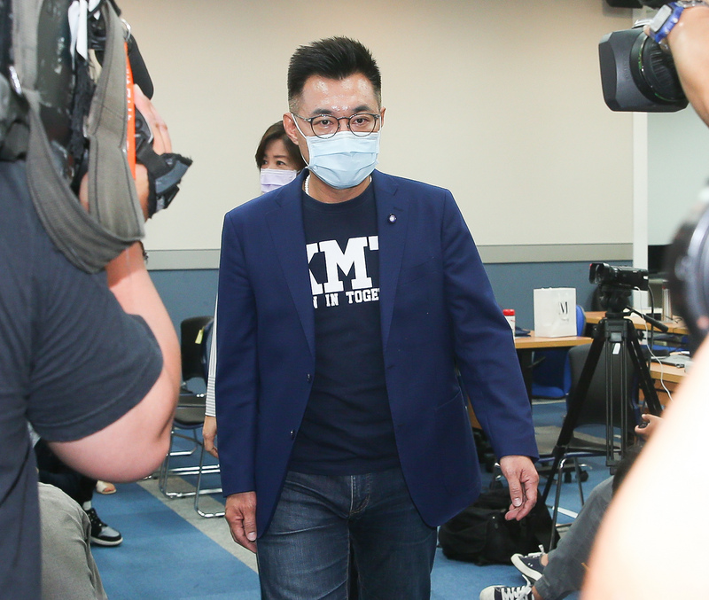 國民黨主席江啟臣12日定調黨中央全力配合高雄市長韓國瑜「市政優先、防疫第一」的路線，未來除非韓國瑜有不同策略，否則黨中央不會跟韓不同調。(圖：中央社)