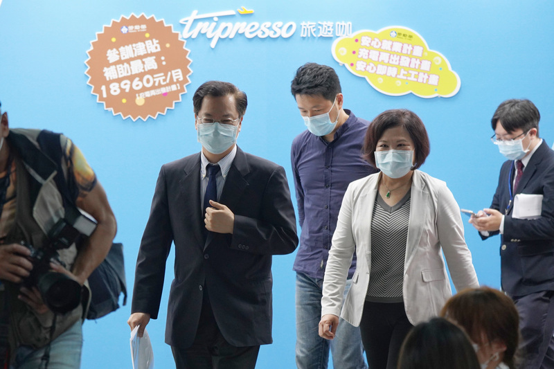 武漢肺炎疫情衝擊經濟產業，行政院政務委員龔明鑫（前右3）與勞動部長許銘春（前右2）12日走訪旅行社，訪視勞動部「充電再出發訓練計畫」。(圖：中央社)